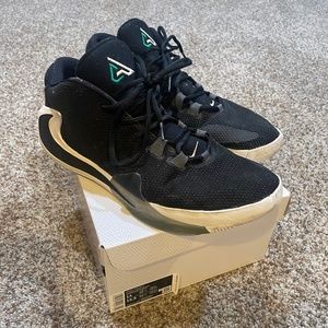 Mens size 14 black and white zoom freak 1